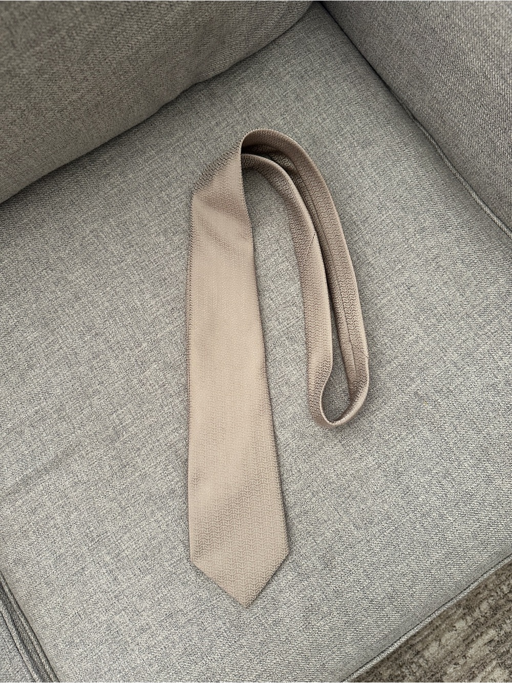 Hermès Geometric Silk Tie in Beige & Gold Like New